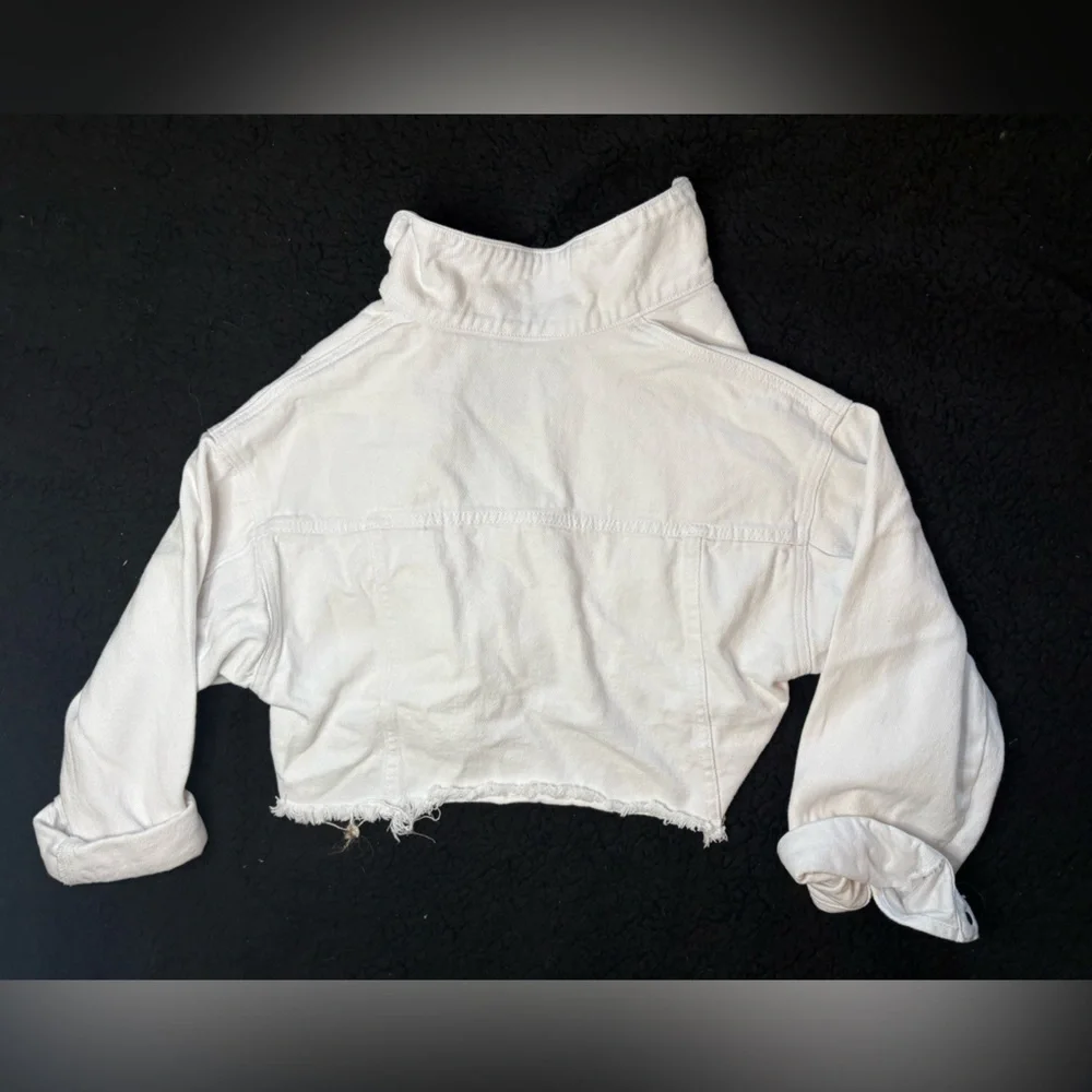 Stylish White Cropped Denim Jacket - Picture 6 of 6
